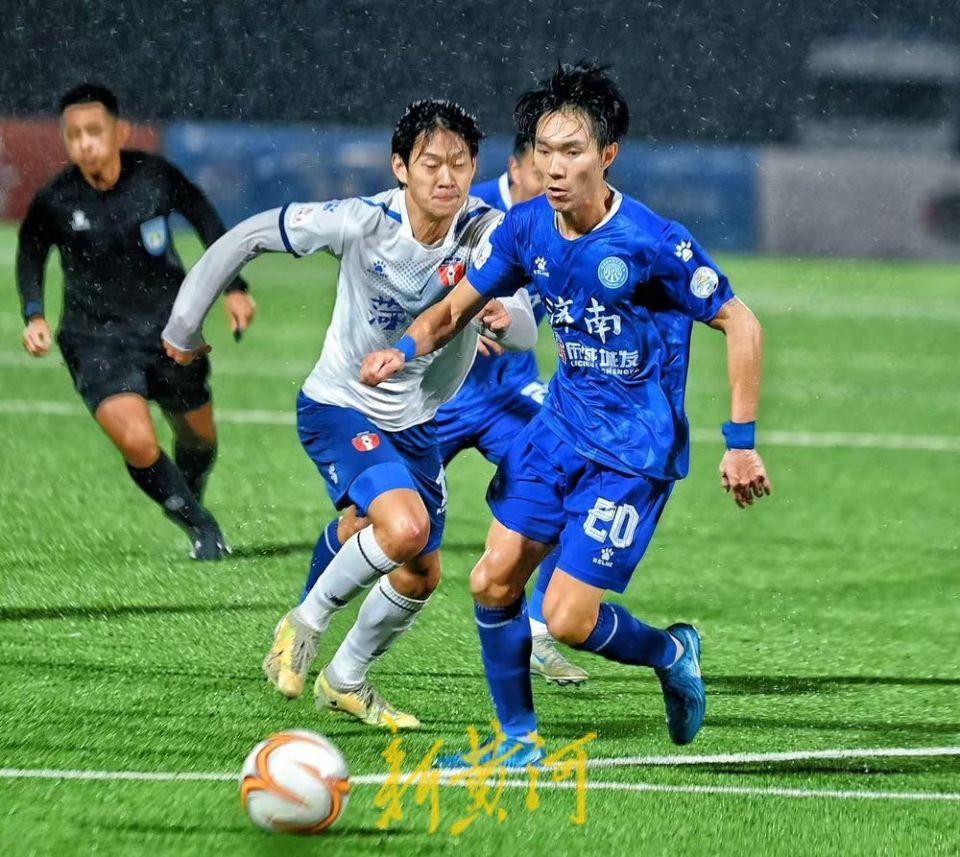 在比赛进行, 样冒雨助威